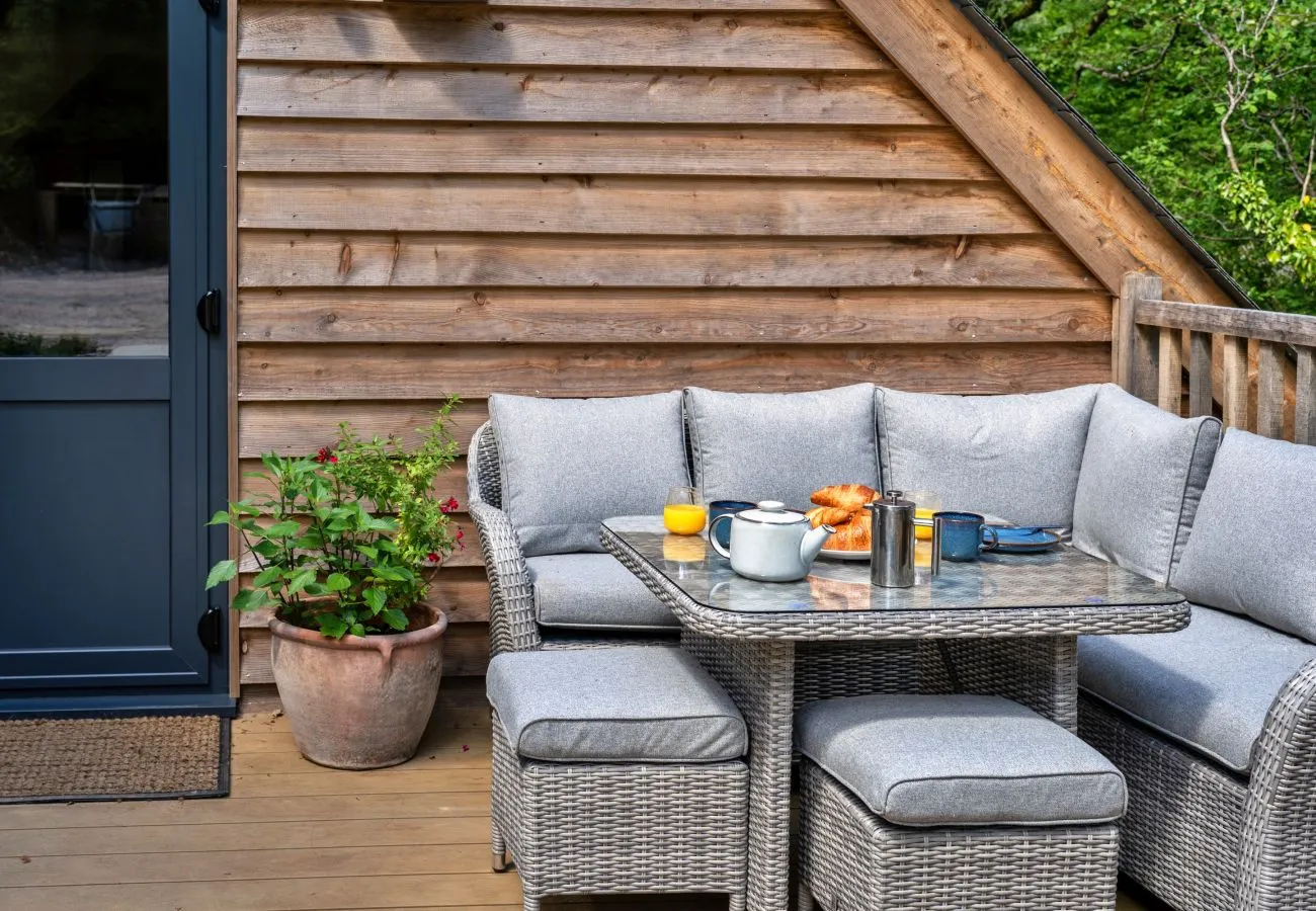 Cedar clad elevation and deck with outdoor dining