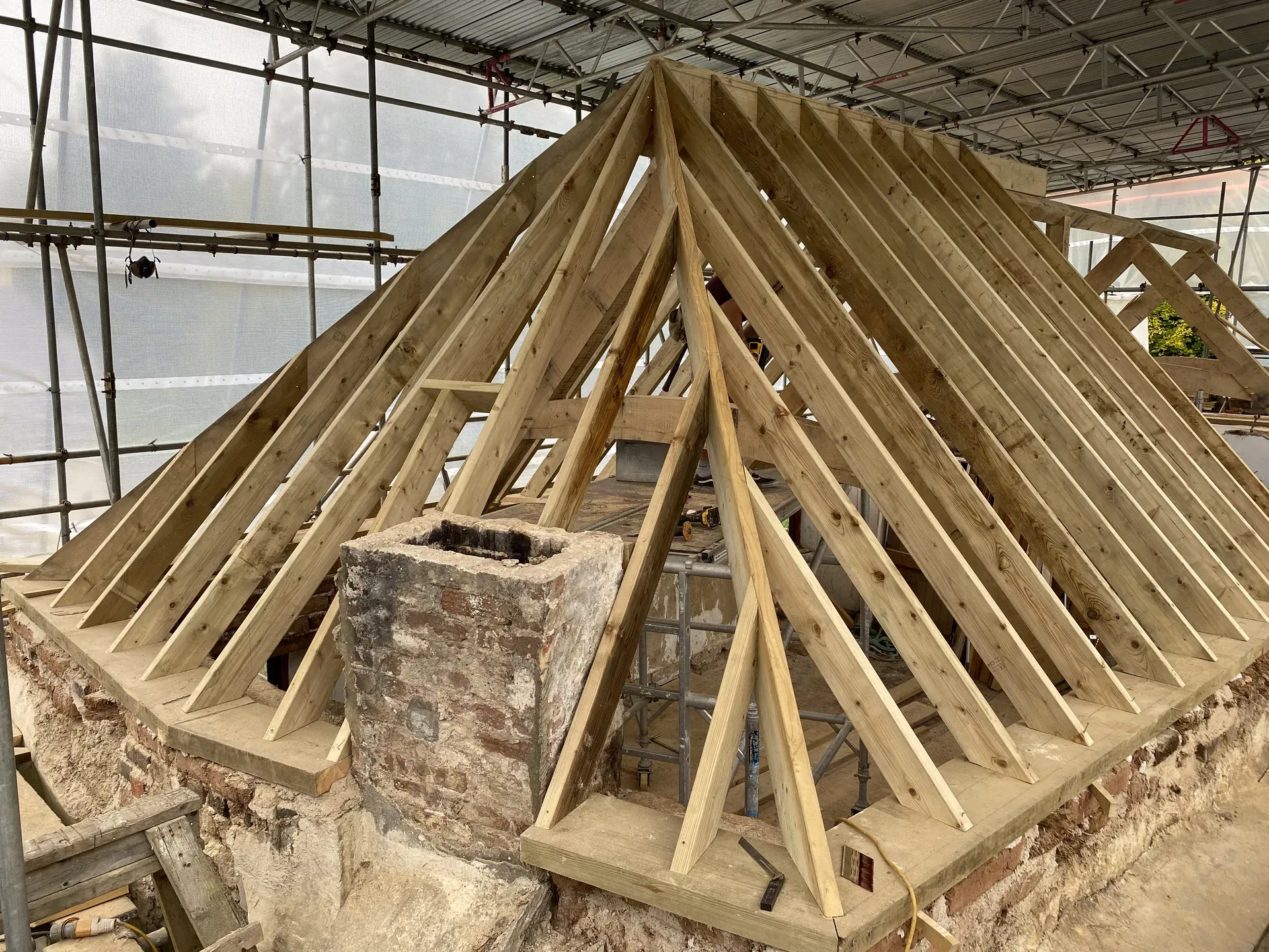 Oak roof trusses construction
